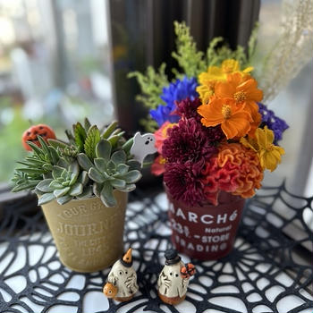 【ハロウィンDIY】スーパーの花束と100均グッズを使ってアレンジメントを作りました【生花アレンジ】