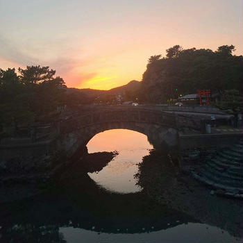 夕暮れの片男波とマリーナシテイの花火