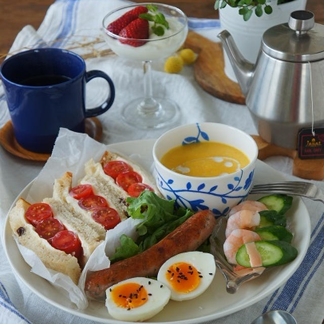 手作り食パンでミニトマトのサンドイッチ