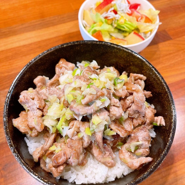 豚こまでネギ塩豚カルビ丼です！！