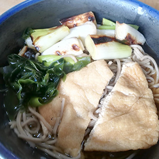 甘い焼き上州ねぎ添えのきつね蕎麦〈ぐんまクッキングアンバサダー〉