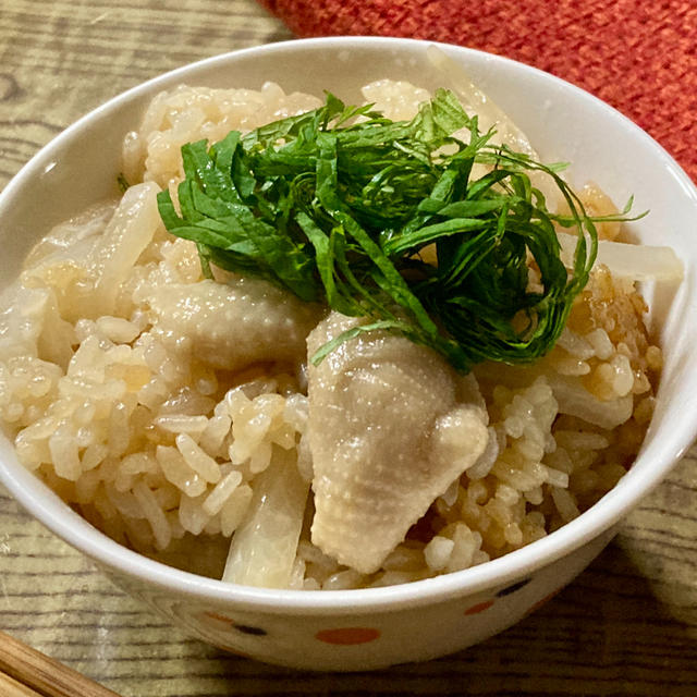 材料費が安くておいしい「鶏皮と大根の炊き込みご飯」を作ってみました。