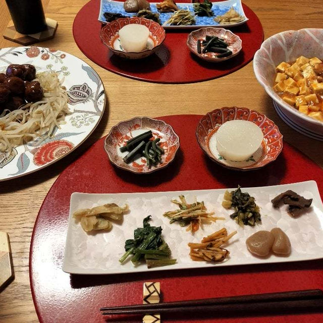 麻婆豆腐、甘酢団子もやしのせ、作り置き小鉢9品で晩酌