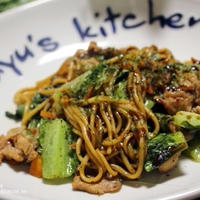 【スパイスで好き嫌い解消チャレンジ：葉もの野菜編】　炒めて苦手を克服　～　レタスのスパイシー焼きそば。　