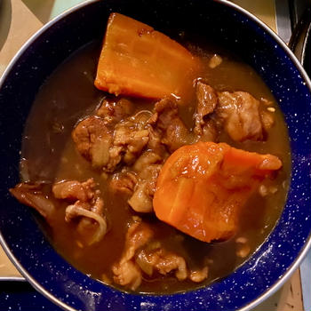 とろとろ牛すじが絶品！ダッチオーブンで作るキャンプカレー入門