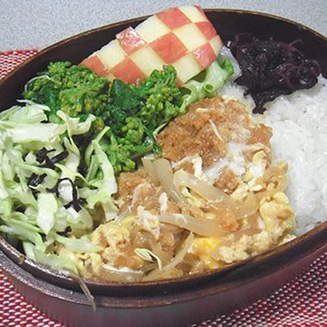 カツ煮弁当。猫田課長と遊ぶきなこ