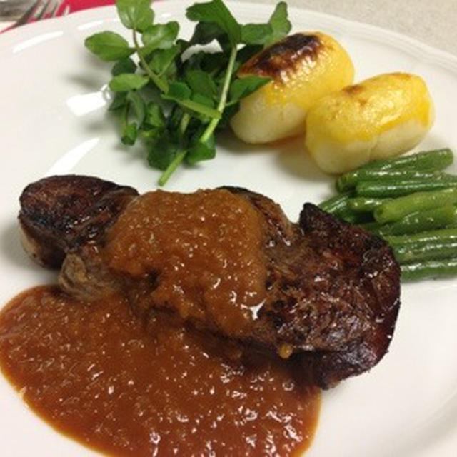 野菜の冷製ポタージュとシャリアピンステーキ
