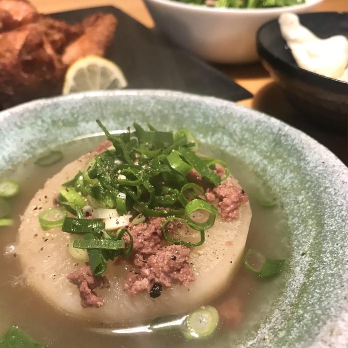 皿に盛られた大根とコンビーフの煮込み