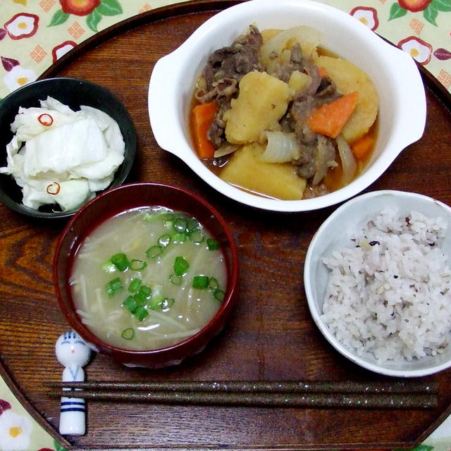 雑穀ご飯と肉じゃがでほっこり夕食