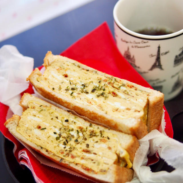 簡単朝ごはん！桜えびと青海苔の厚焼き卵で和風パニーニ＊和ニーニ＊フライパンでホットサンド