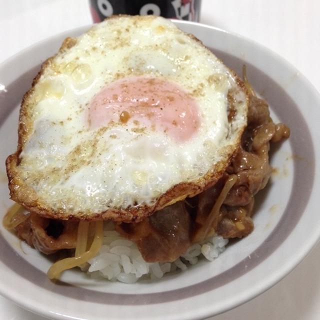 豚の生姜焼きと目玉焼き乗っけご飯