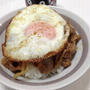 豚の生姜焼きと目玉焼き乗っけご飯