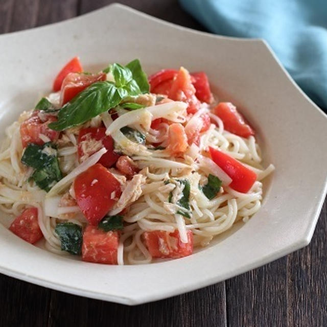 冷や麦で、ツナとトマトの冷製パスタ風