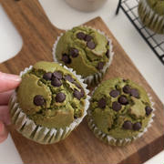 「米粉で作る抹茶のチョコチップマフィン」抹茶とチョコチップが最高によく合う♡ふわっふわマフィンレシピだよ！