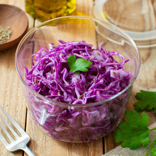 紫キャベツのクミンサラダ。作り置きの副菜、パーティーの彩りにも♪【農家のレシピ帳】