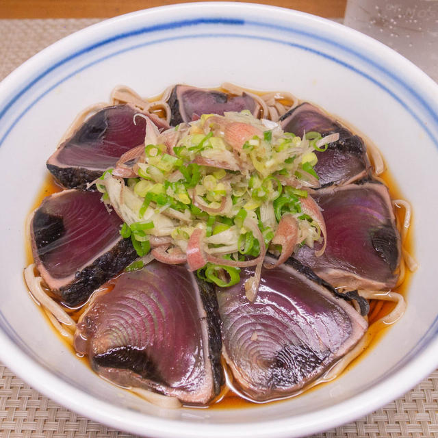 かつおたたきと薬味の冷たい蕎麦