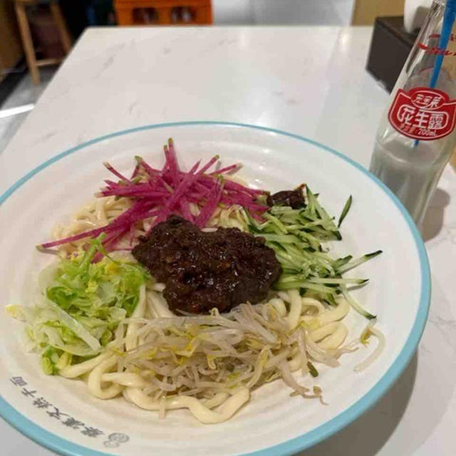 中国　北京名物・炸醤麺などを食べる