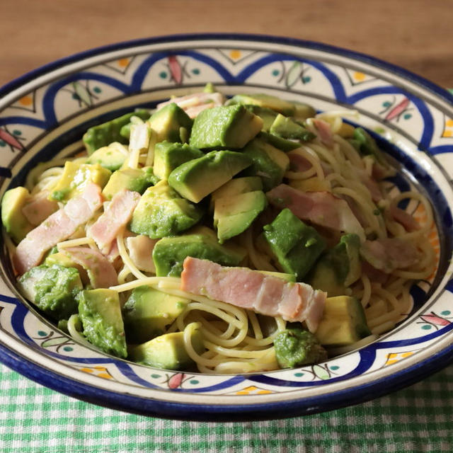 うま味たっぷりレンジで簡単レシピ！アボカドとベーコンのパスタの作り方