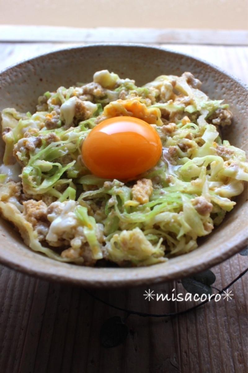 ＊お一人様ランチに。めんつゆdeキャベツとひき肉の卵とじ丼＊