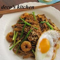 ビール必須☆ぷりぷり海老のレッドカレー焼きそば。
