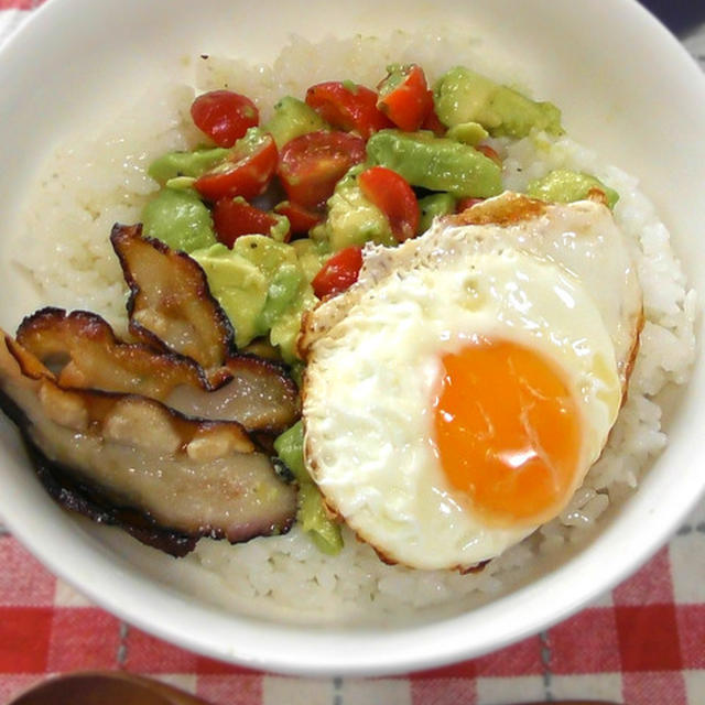 朝ごはんにはぴったり！ベーコンエッグアボカド丼