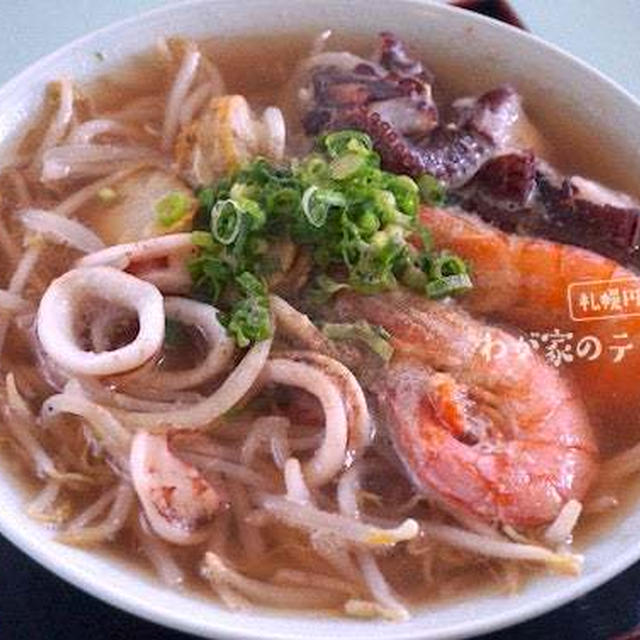 冷凍庫をあさって作った「魚介の塩ラーメン」