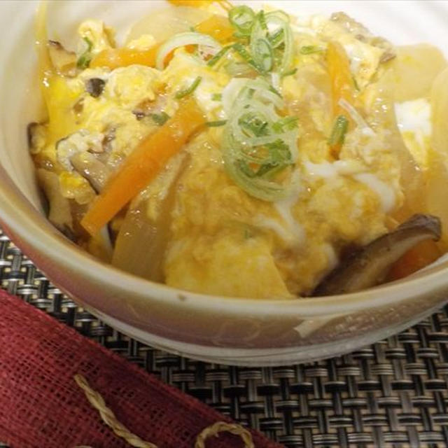 玉子丼・干し椎茸でだしを取り、美味しく、ヘルシーに仕上げる。