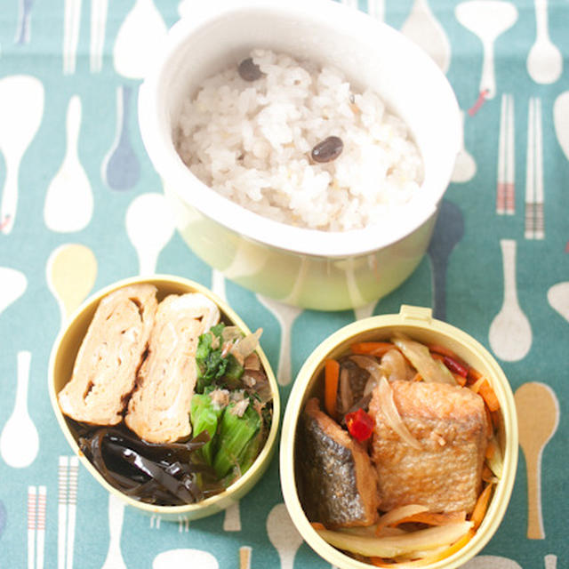 お弁当『玉子かけ醤油で、鮭の南蛮漬けなどもろもろのおかず』
