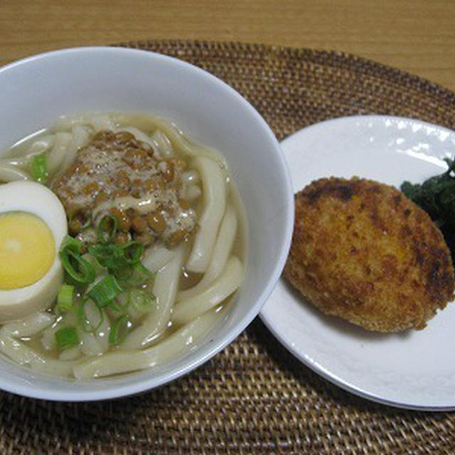 納豆うどんと春菊の簡単サラダで朝ごはん