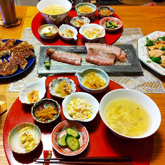 ダンナごはん！餃子、鰤のお刺身、鶏ぽん酢煮サラダと小鉢７品＋たまごスープで晩酌