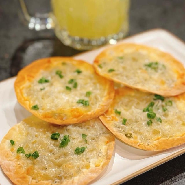 冷えたお酒がおいしい！簡単なおつまみで晩酌の本日は、、、【餃子の皮で簡単、しらすピザ！】