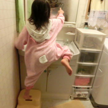 曇りガラスの向こうは
