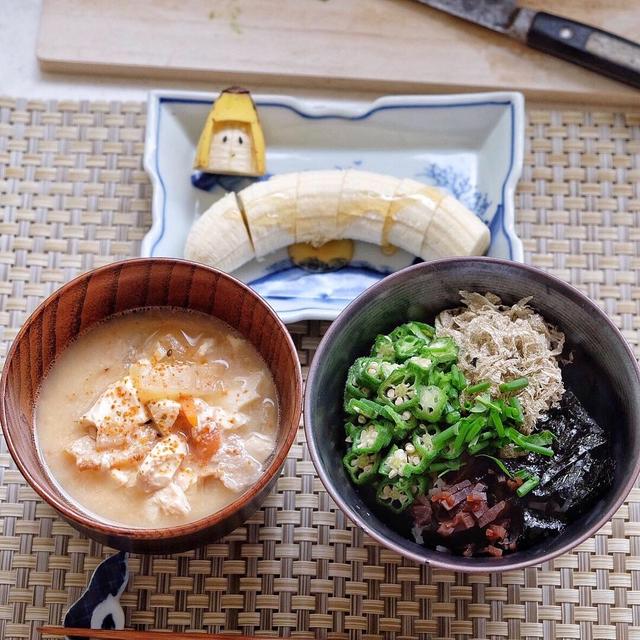 あったかい豚汁をすすりながら食べるオクラのっけ盛り飯！