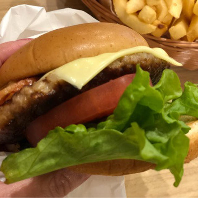 とびきりの新作限定！モスバーガー「とびきりハンバーグサンド」