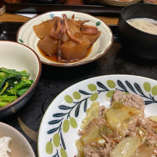 豚肉のニンニク炒め、イカ大根、ほうれん草と菜の花の辛子和え、もやしと茄子のお味噌汁