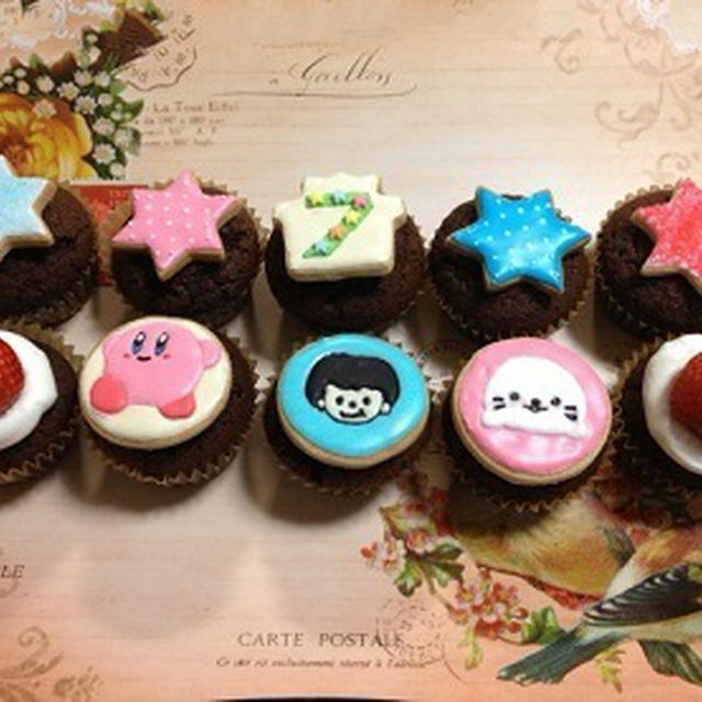 誕生日アイシングクッキーをカップケーキに乗せてお祝い By Hitomi さん レシピブログ 料理ブログのレシピ満載