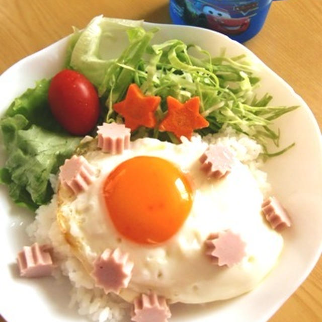 目玉焼きと魚肉ソーセージのワンプレート