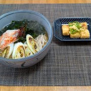 時間に追われているよ・・・たっぷり生わかめと焼きねぎの蕎麦♪・・♪