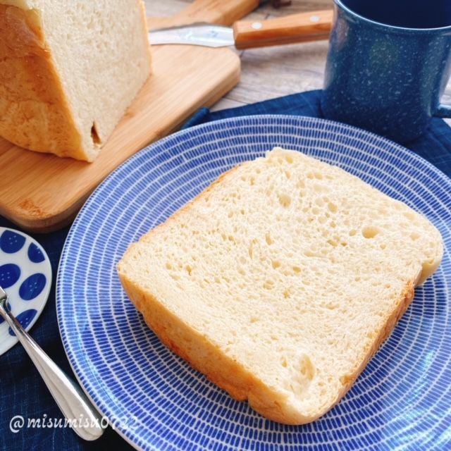 ふんわり豆腐食パン/White bread with tofu.