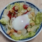 温泉玉子とチーズと野菜のサラダ、盃キュウリのおつまみ