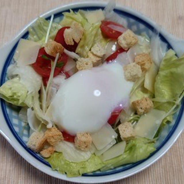 温泉玉子とチーズと野菜のサラダ、盃キュウリのおつまみ
