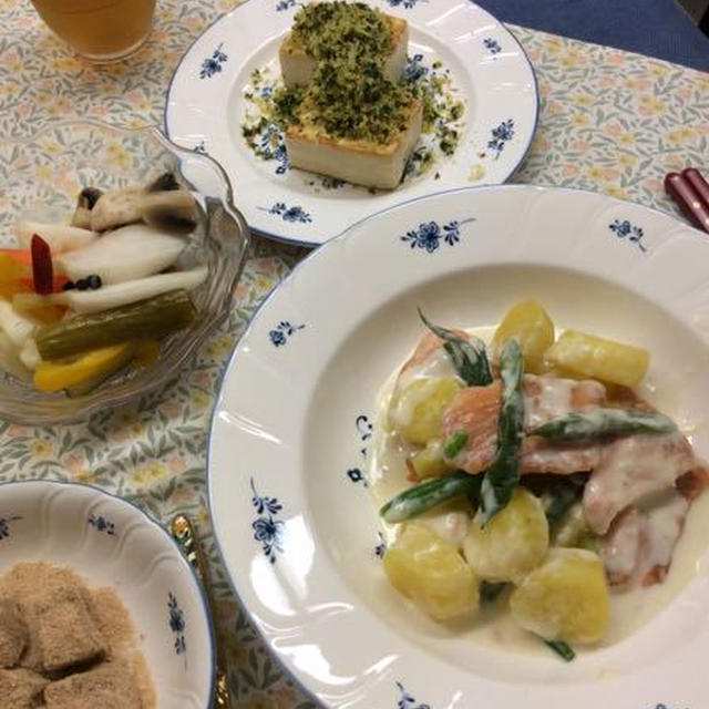 10月第２週の教室、秋鮭の皮をひく！