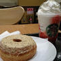 スタバ『ストロベリー クリーム フラペチーノ(R)』と『アールグレイミルククリームドーナツ』