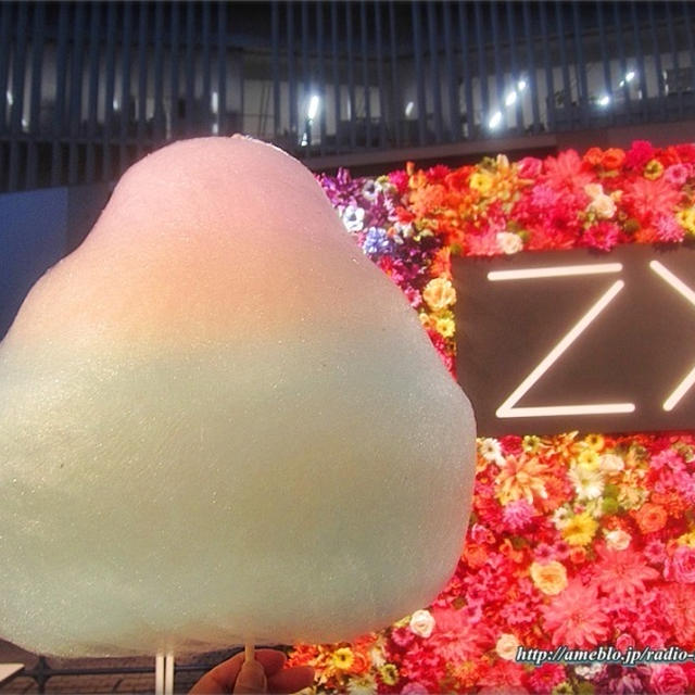 ZXBeuaytイベントのゲストと行列店TOTTI CANDY FACTORYの綿飴