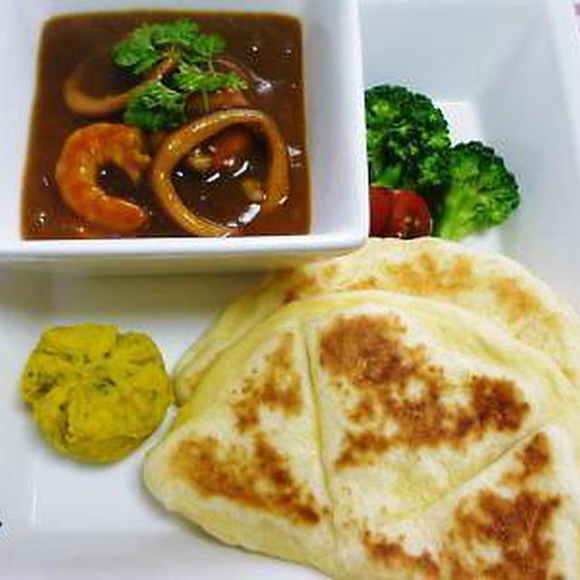 シーフードカレーとチーズナン♪