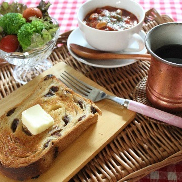 レーズン入りワンローフで朝食♪