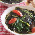 小松菜とトマトとわかめのあごの出汁スープ