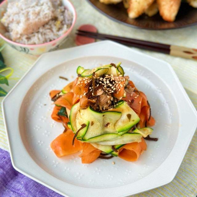 ボウル抱えて食べたい☆ズッキーニと人参の塩昆布バター和え