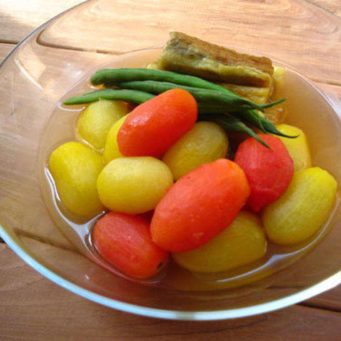 ガラス皿に盛り付けられた夏野菜の冷たい洋風煮びたし