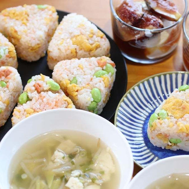 今日の朝ご飯♪鮭＆卵＆枝豆おにぎりとスープとイチジクヨーグルト(o^^o)